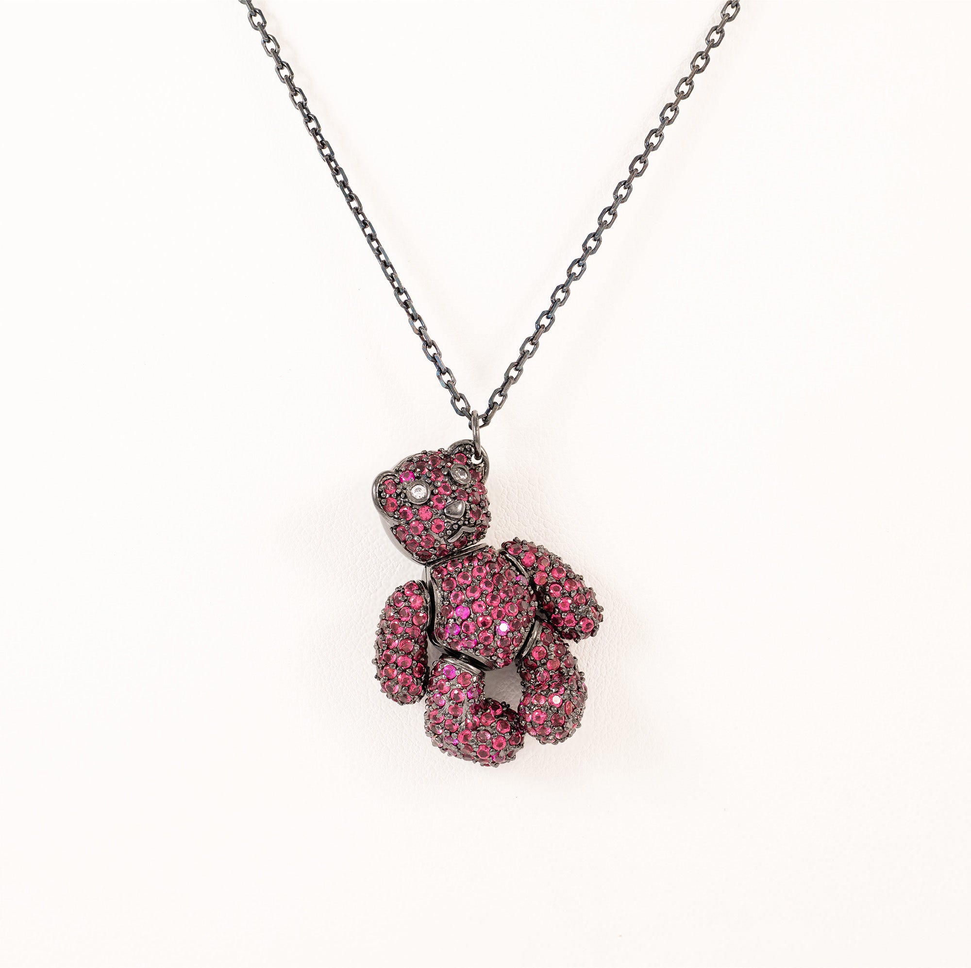 Cadena con colgante Teddy Bear 3D de plata pavonada con zafiros rosa