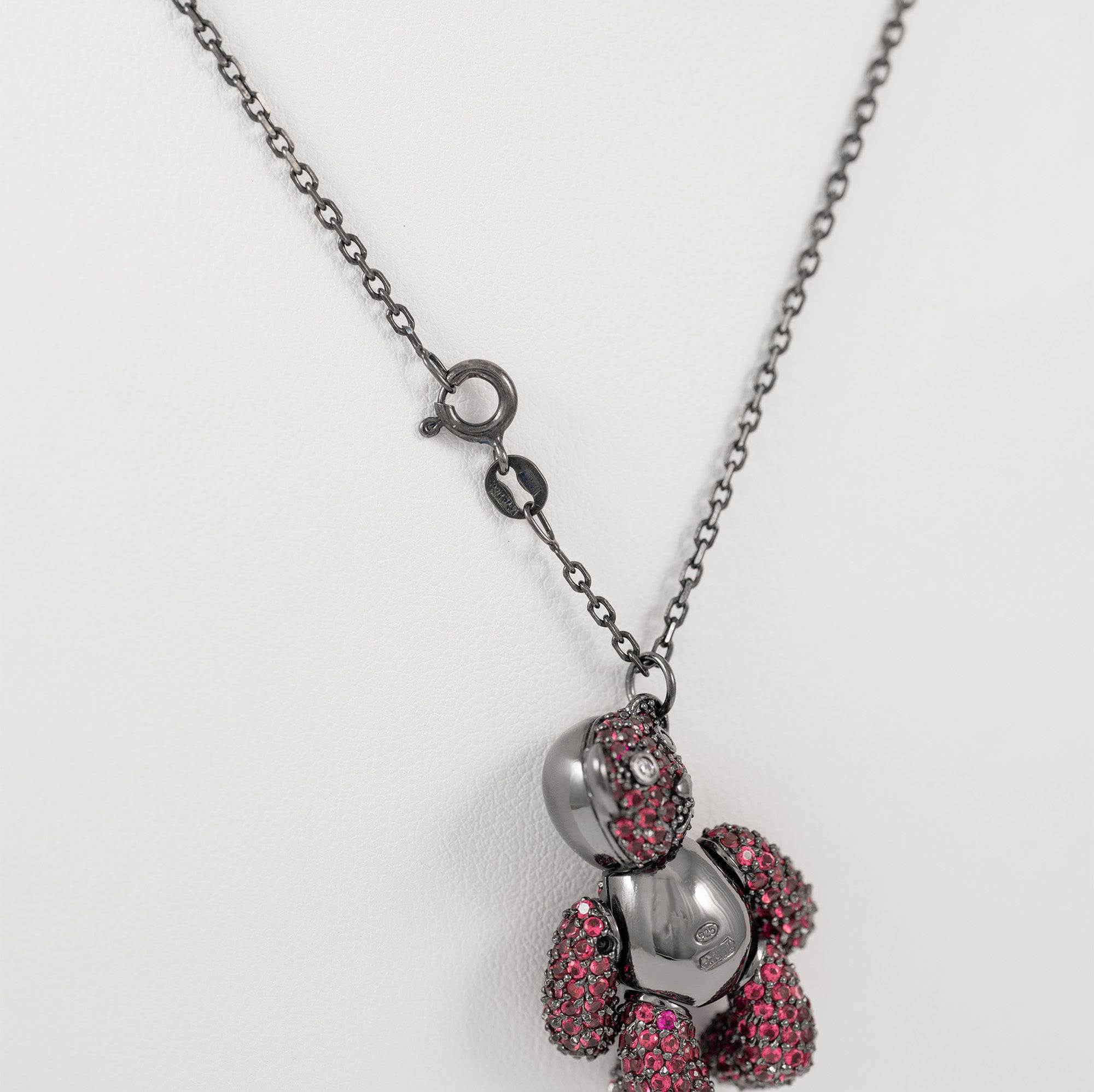 Cadena con colgante Teddy Bear 3D de plata pavonada con zafiros rosa