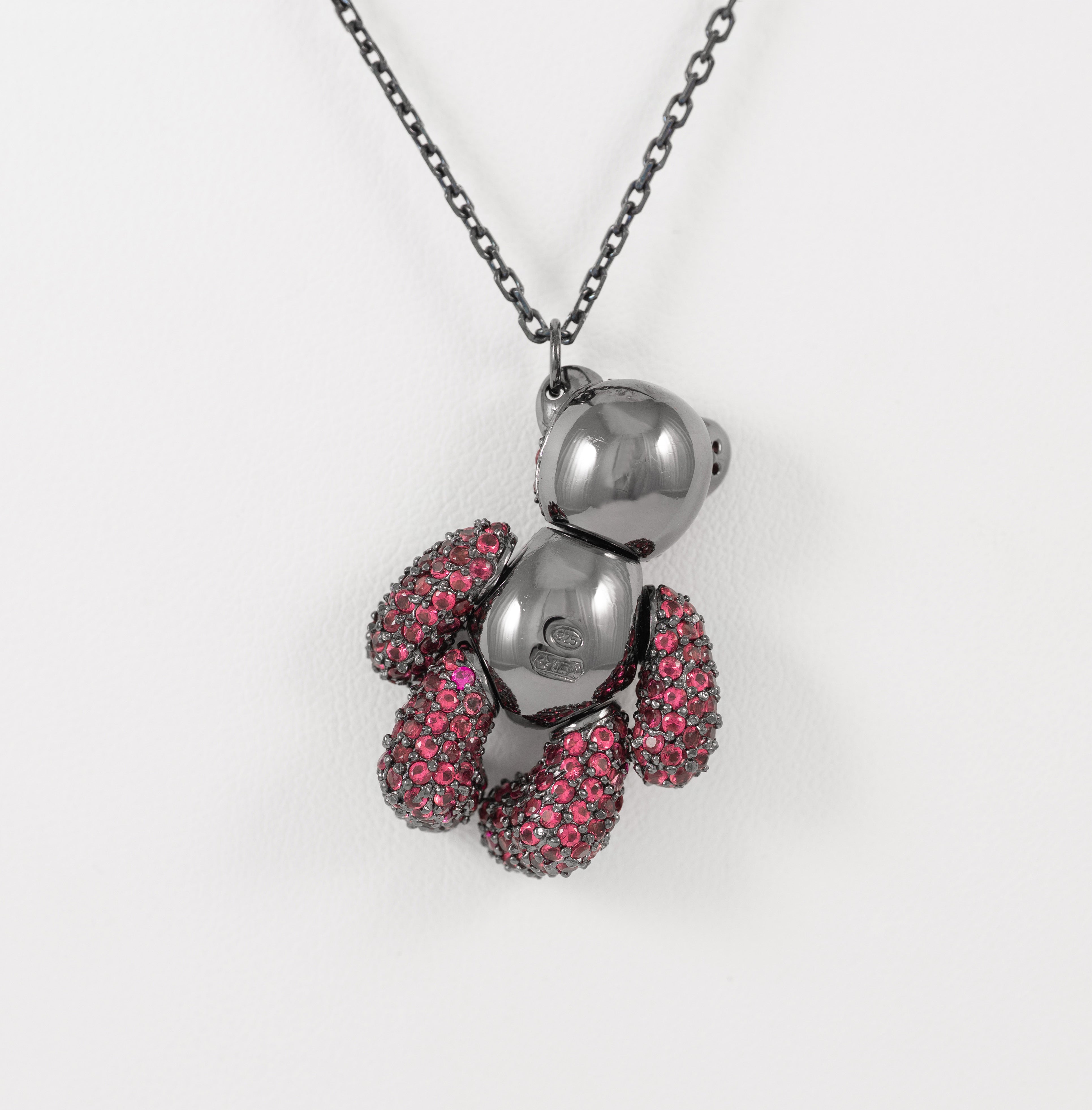 Cadena con colgante Teddy Bear 3D de plata pavonada con zafiros rosa