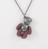 Cadena con colgante Teddy Bear 3D de plata pavonada con zafiros rosa