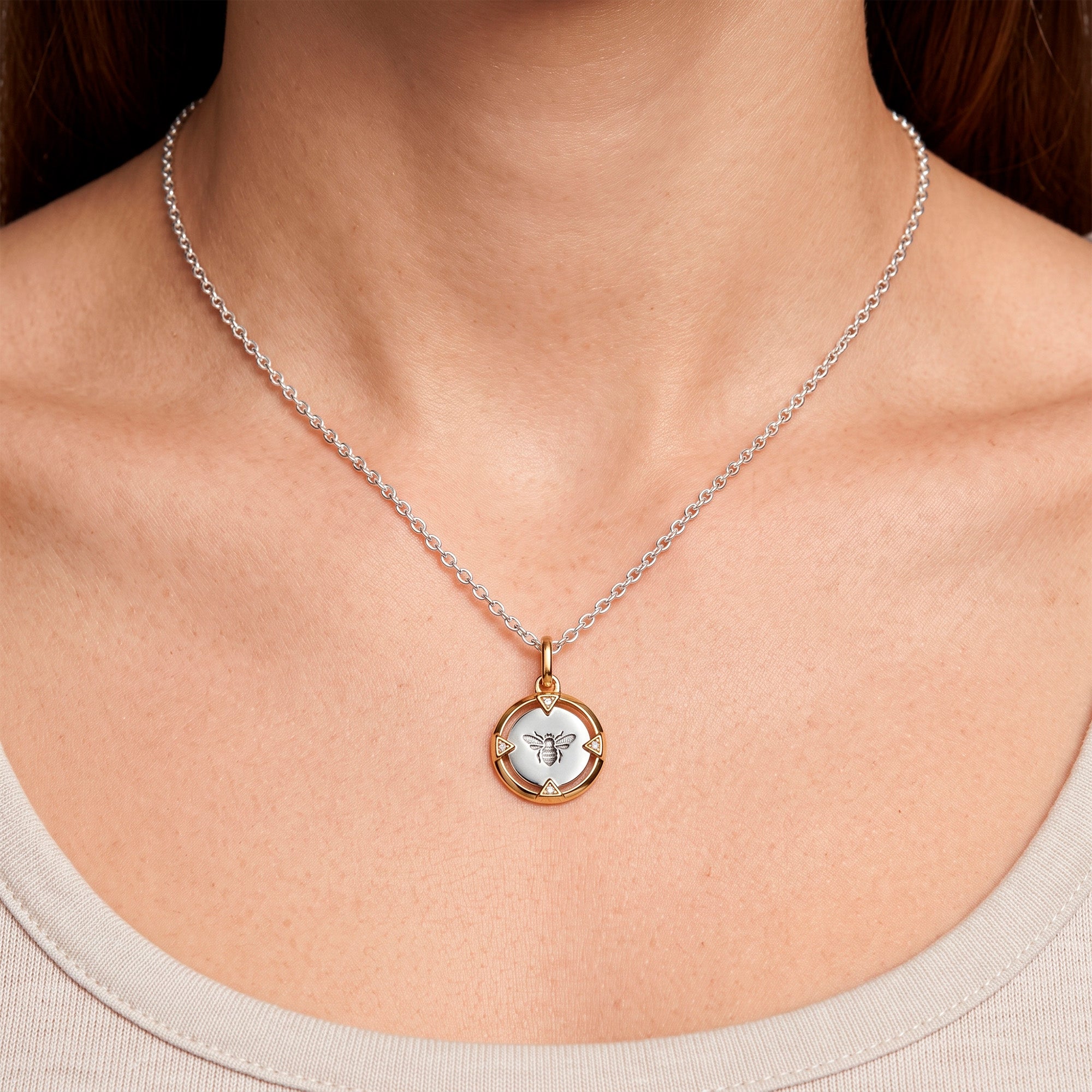Cadena con colgante Pandora ME bicolor en plata 925 Bee Medallion