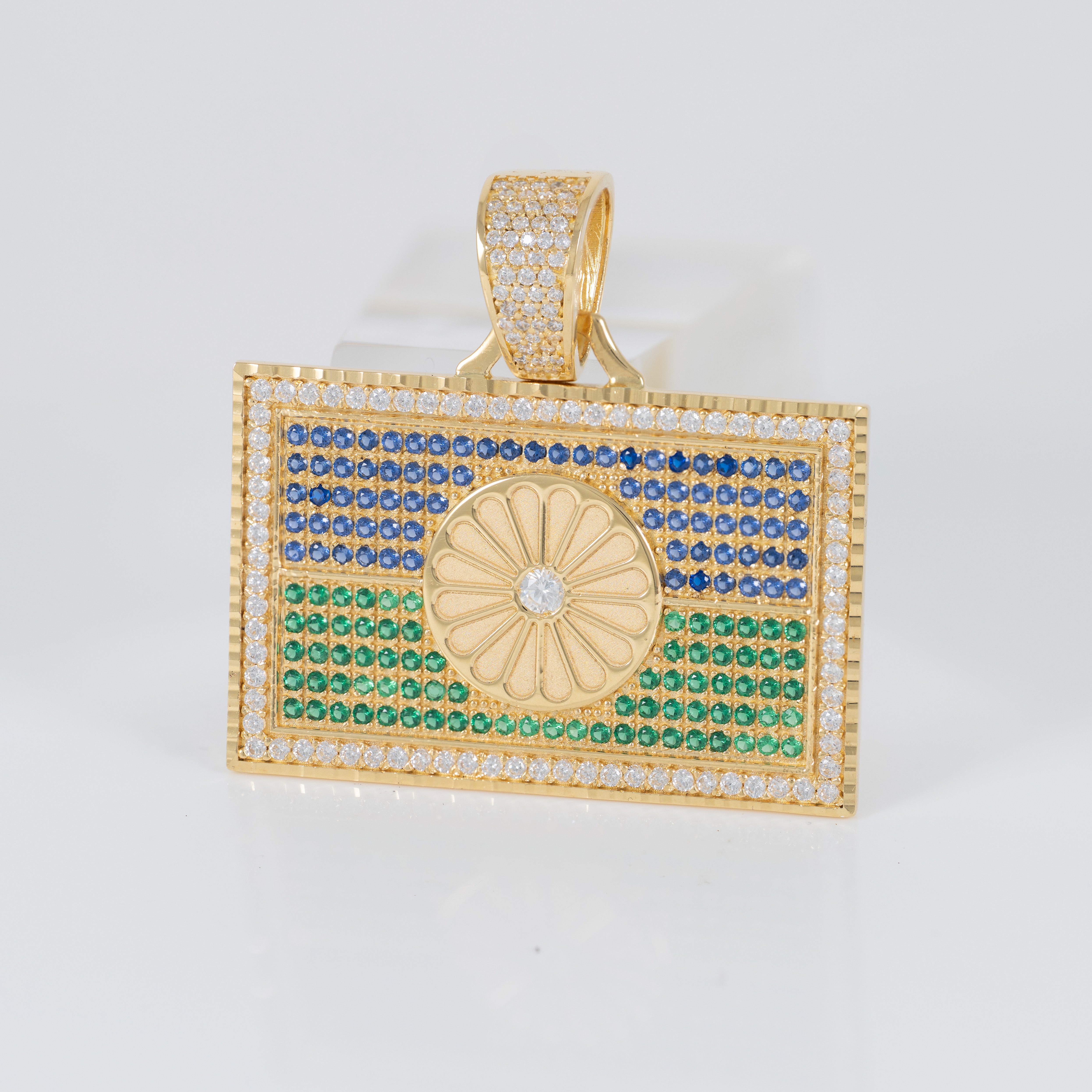 Colgante bandera gitana en oro 18k 750 y circonitas