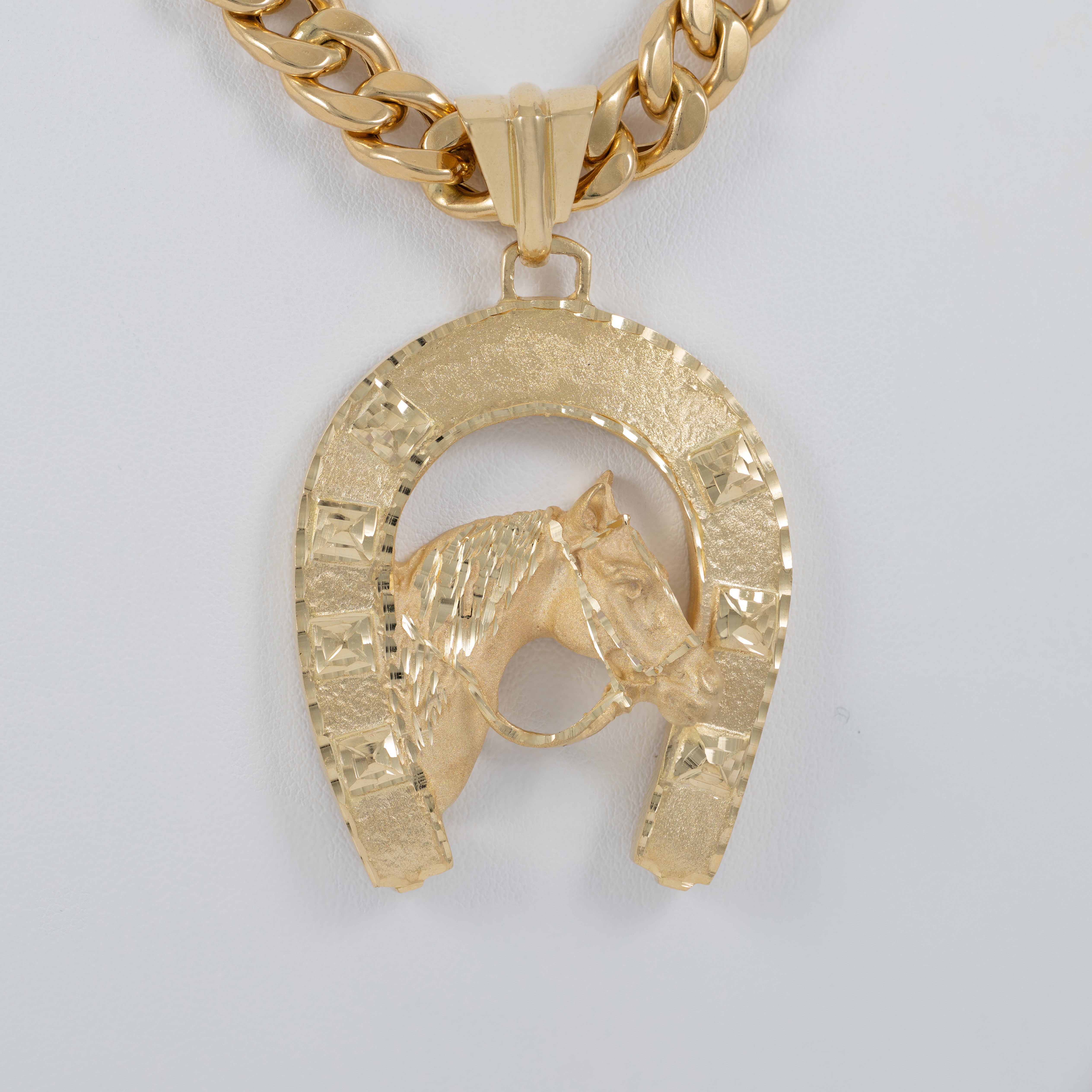 Colgante herradura caballo de oro 18k 750