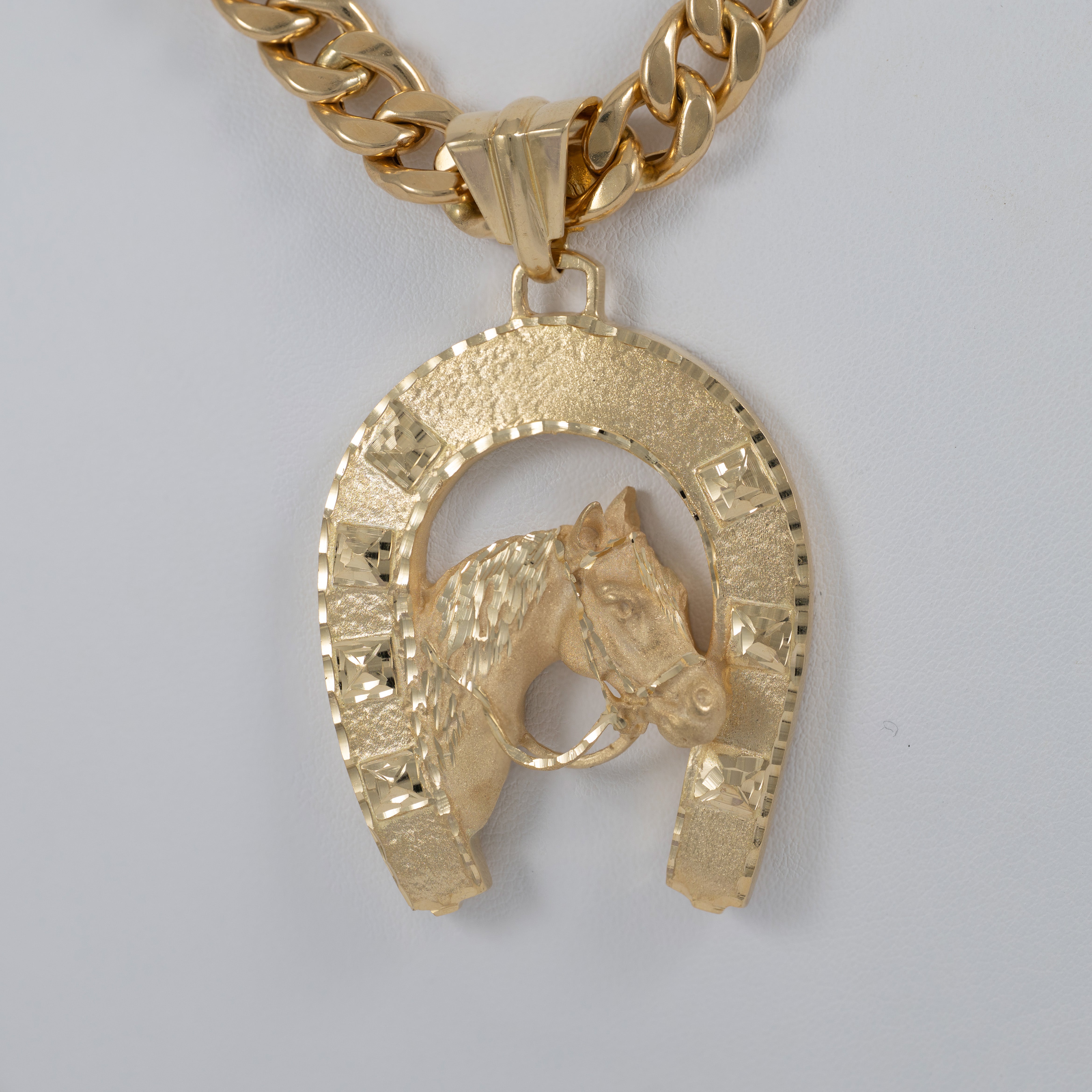 Colgante herradura caballo de oro 18k 750