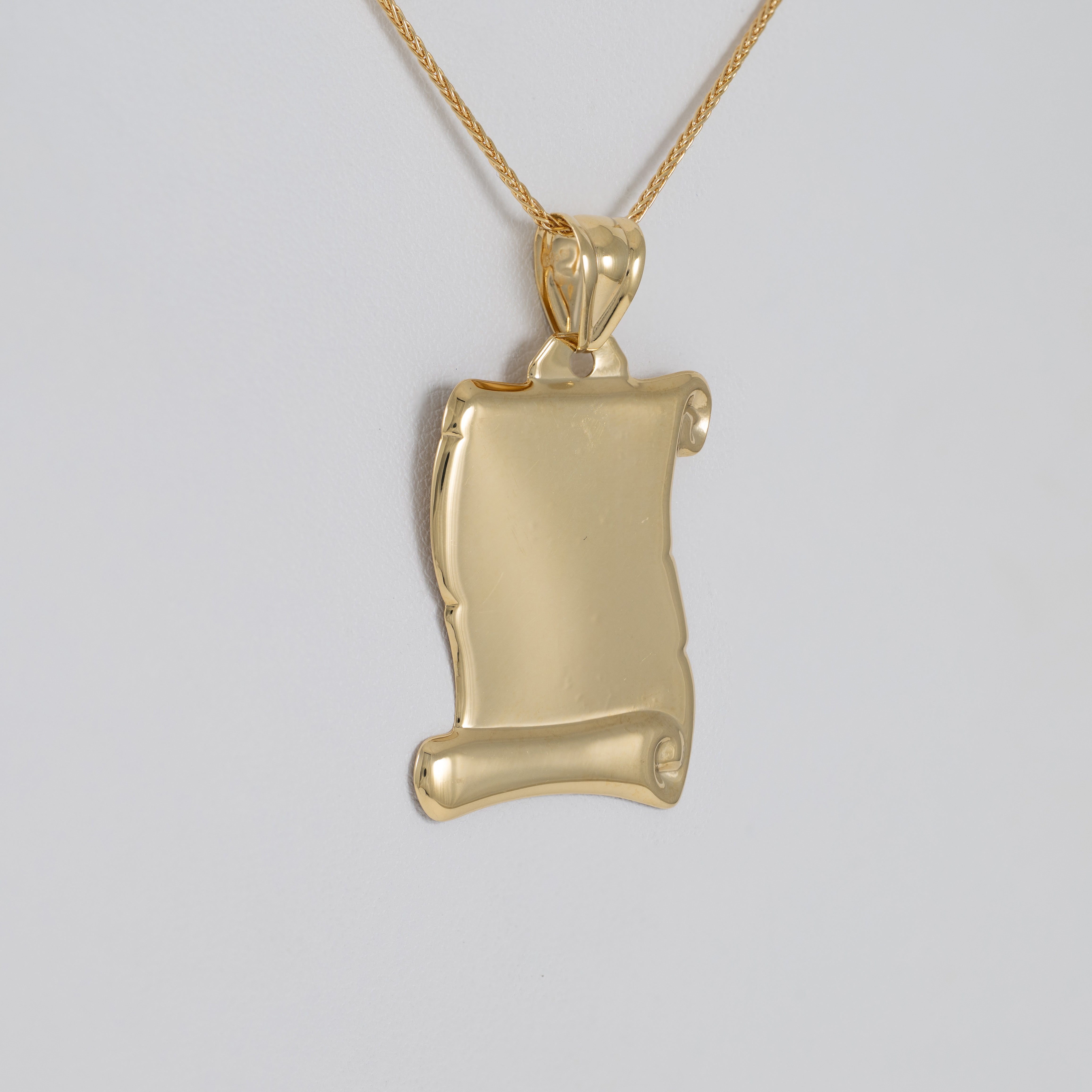Colgante pergamino de oro 18k 750