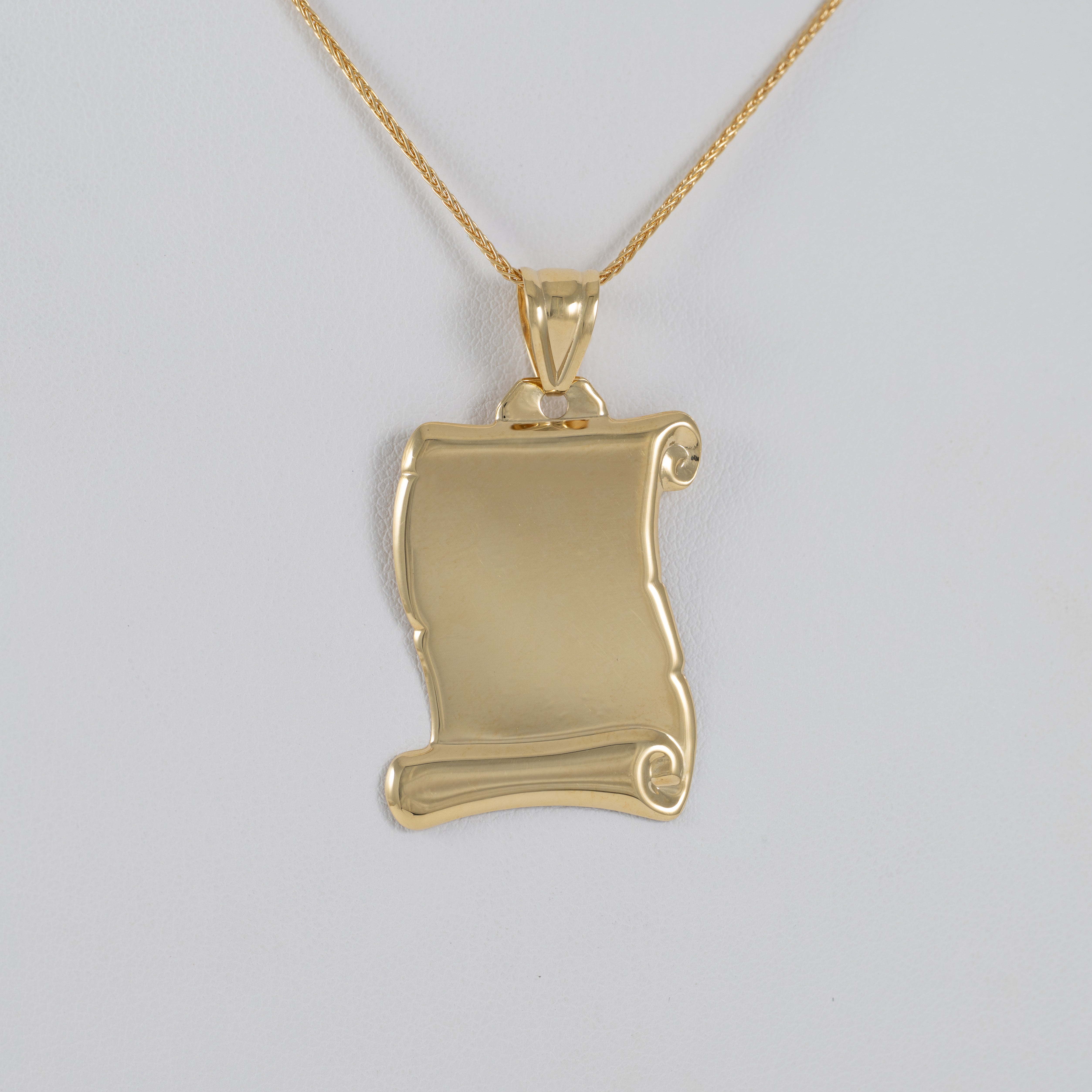 Colgante pergamino de oro 18k 750