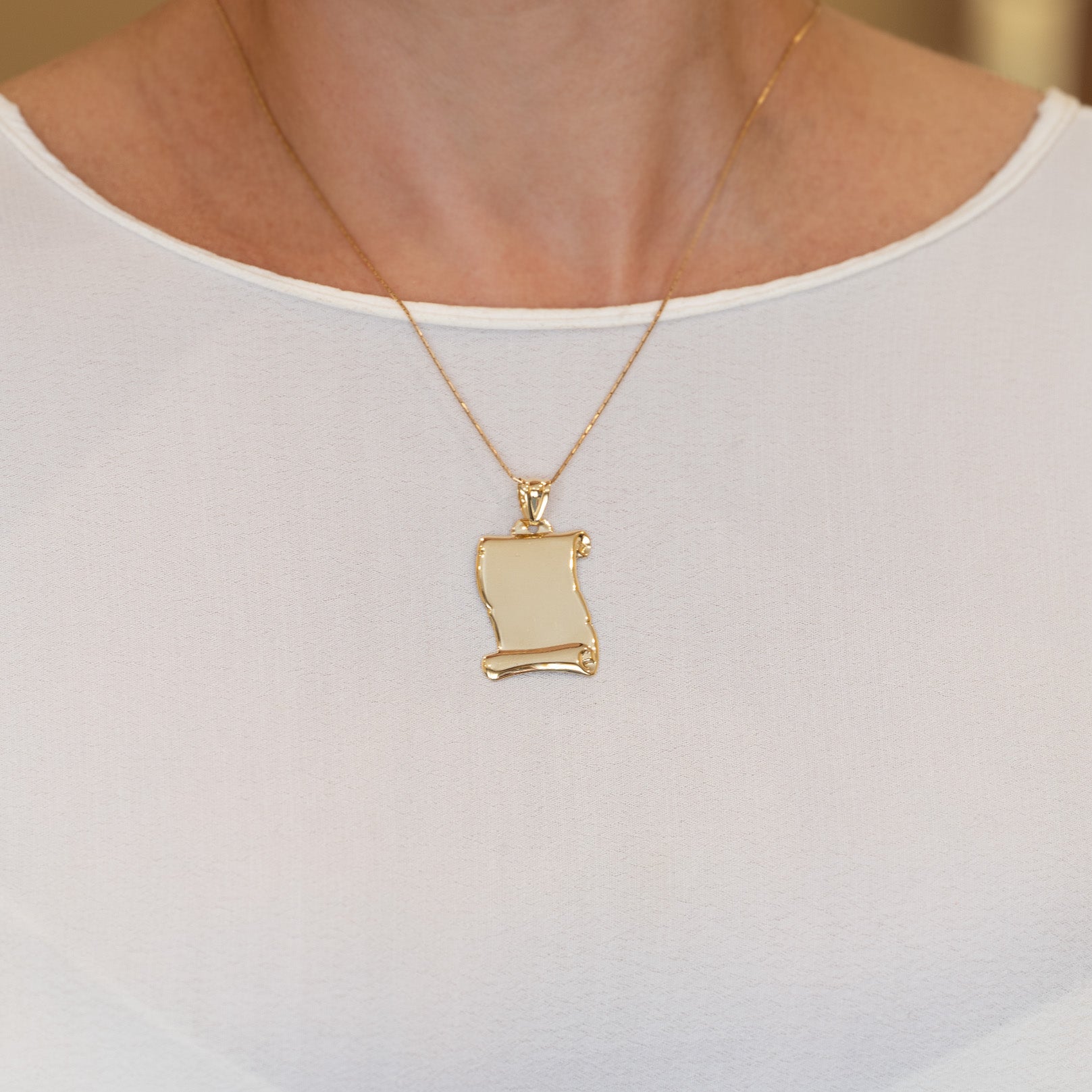 Colgante pergamino de oro 18k 750