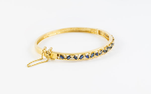 Conjunto de anillo, pendientes y pulsera en oro amarillo 18k con brillantes y zafiros