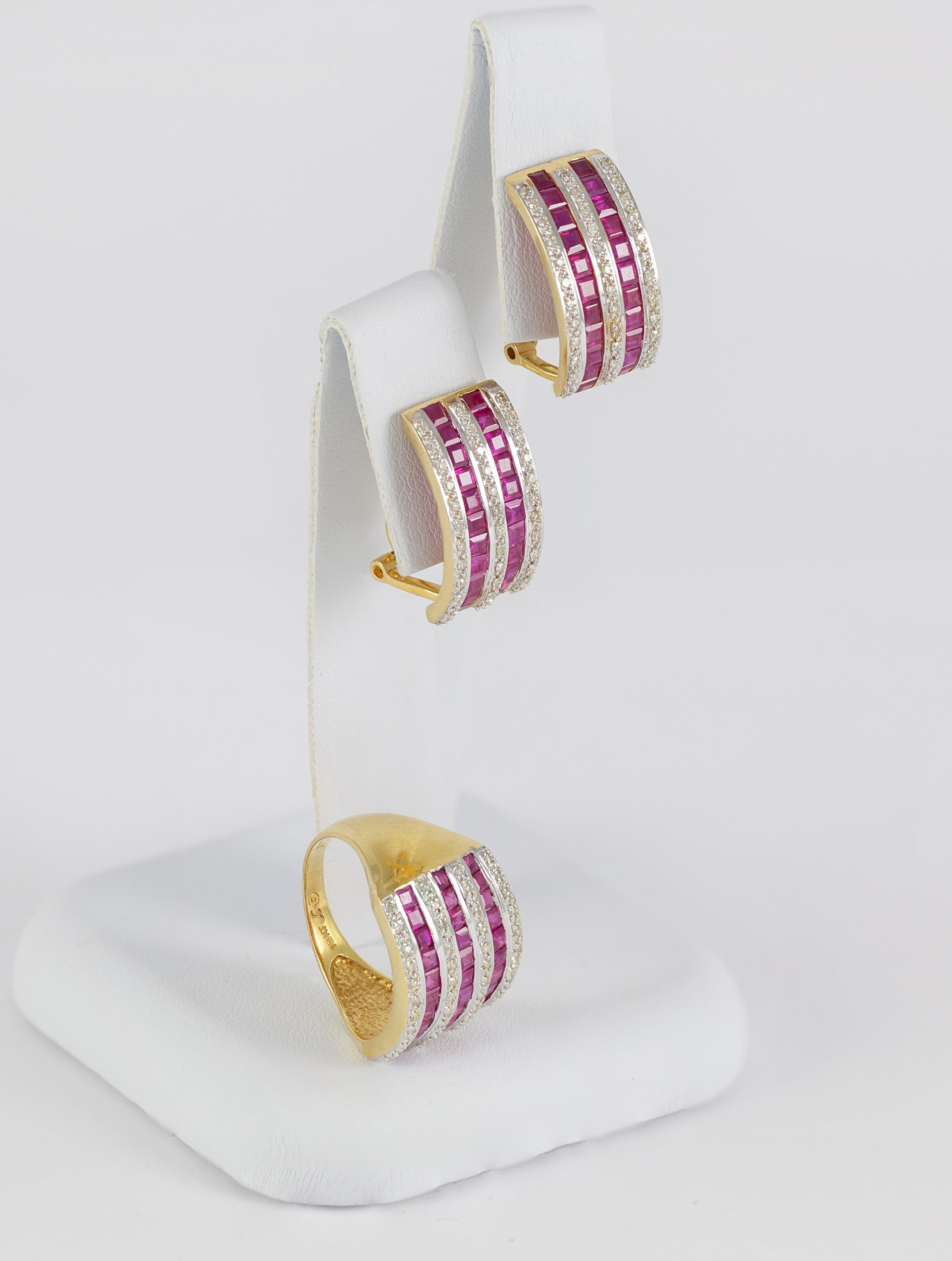 Conjunto pendientes y anillo en oro amarillo 18k con diamantes y rubíes