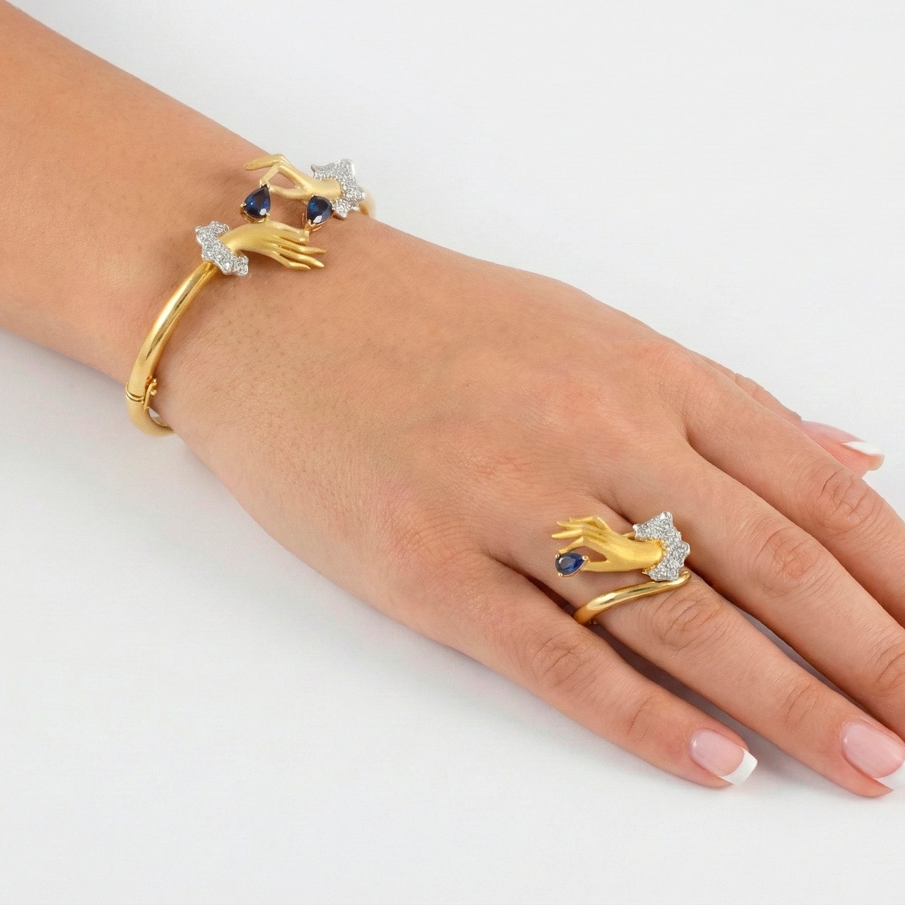 Conjunto Carrera y Carrera Pulsera y Anillo en oro amarillo y blanco 18k brillantes y zafiros