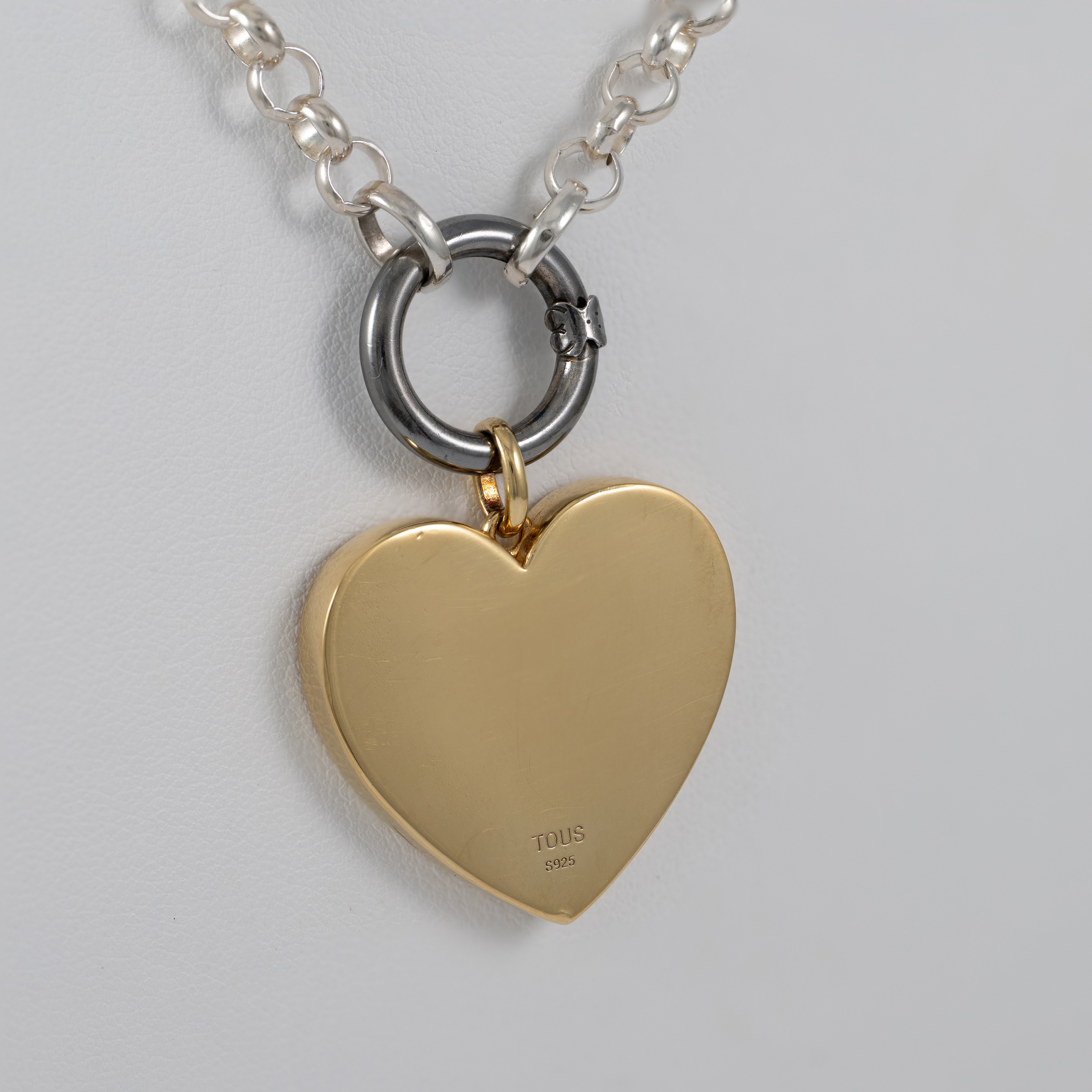 Gargantilla Tous Hold con anilla Dark Silver en plata 925 y colgante Corazón en plata Vermeil