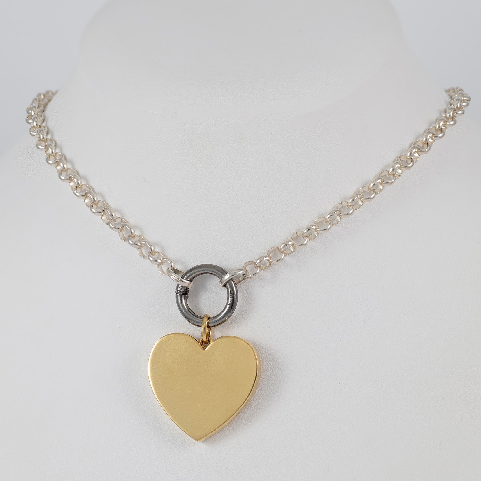 Gargantilla Tous Hold con anilla Dark Silver en plata 925 y colgante Corazón en plata Vermeil