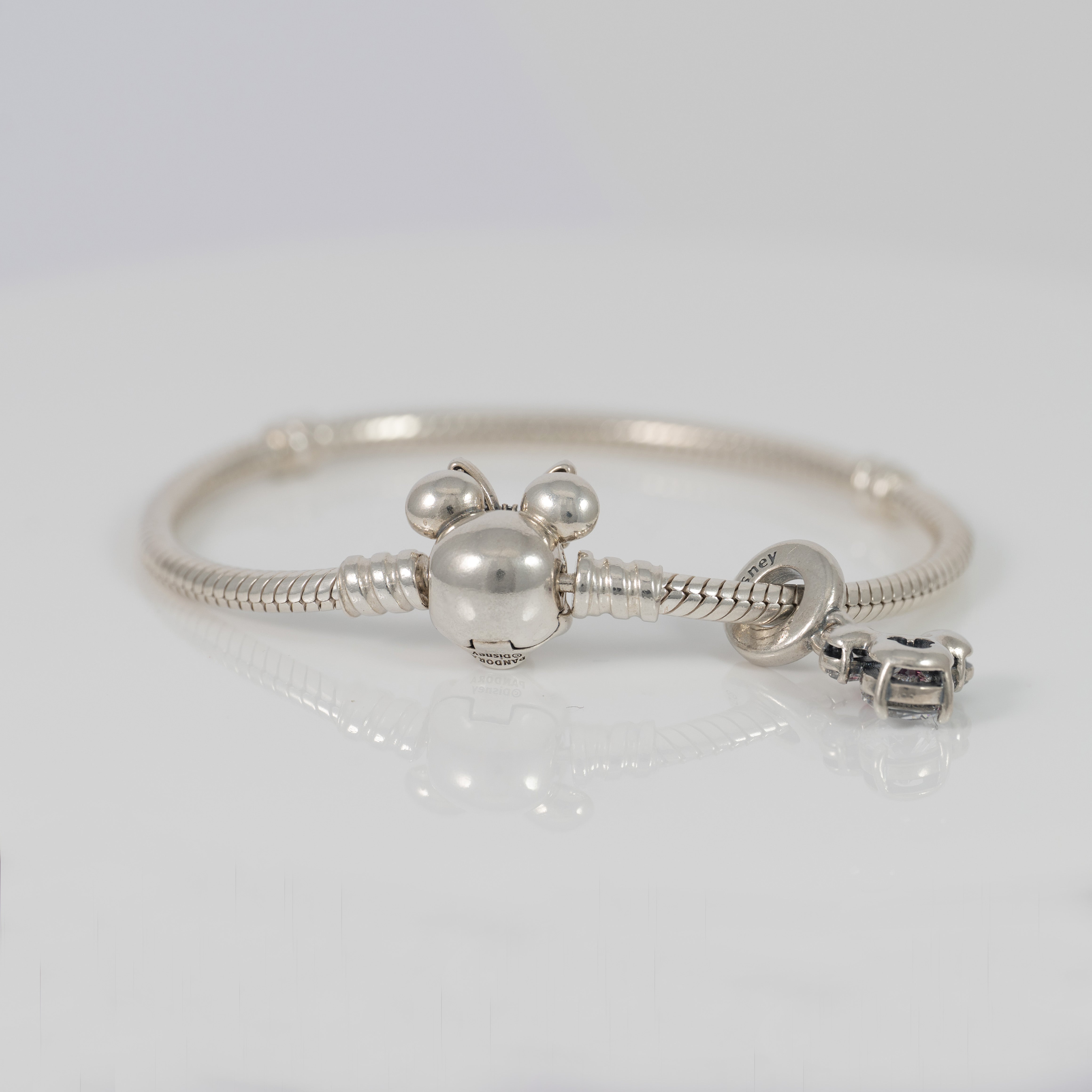 Pulsera Pandora Moments en plata 925 retrato de Minnie Brillante y charm colgante Minnie Mouse