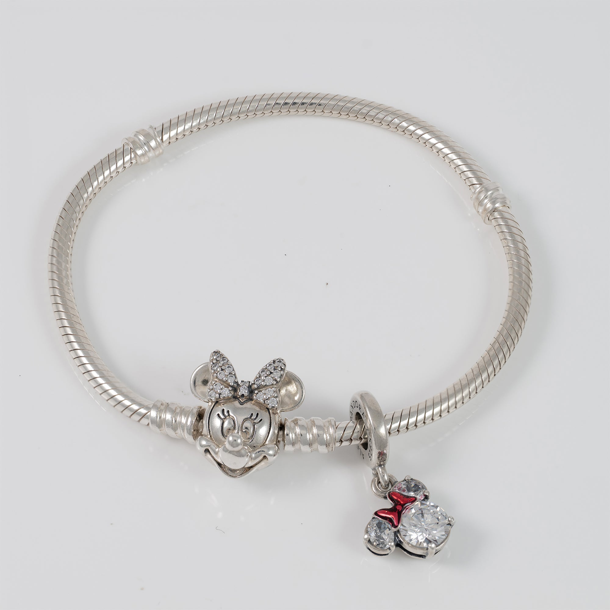 Pulsera Pandora Moments en plata 925 retrato de Minnie Brillante y charm colgante Minnie Mouse