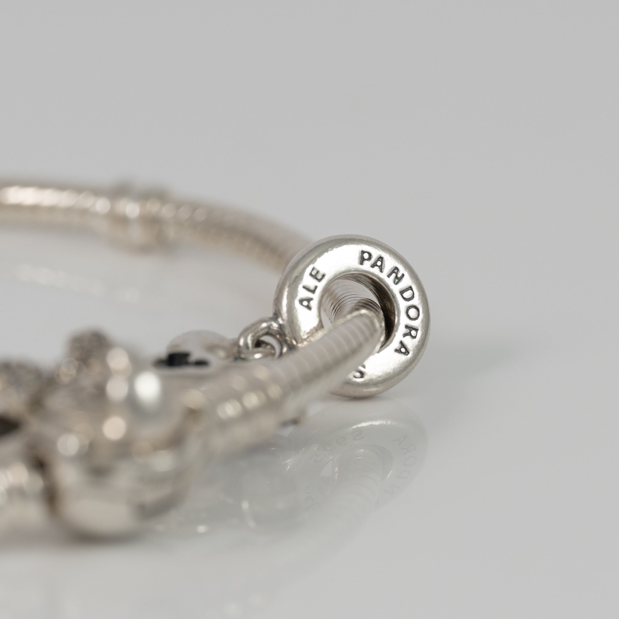 Pulsera Pandora Moments en plata 925 retrato de Minnie Brillante y charm colgante Minnie Mouse