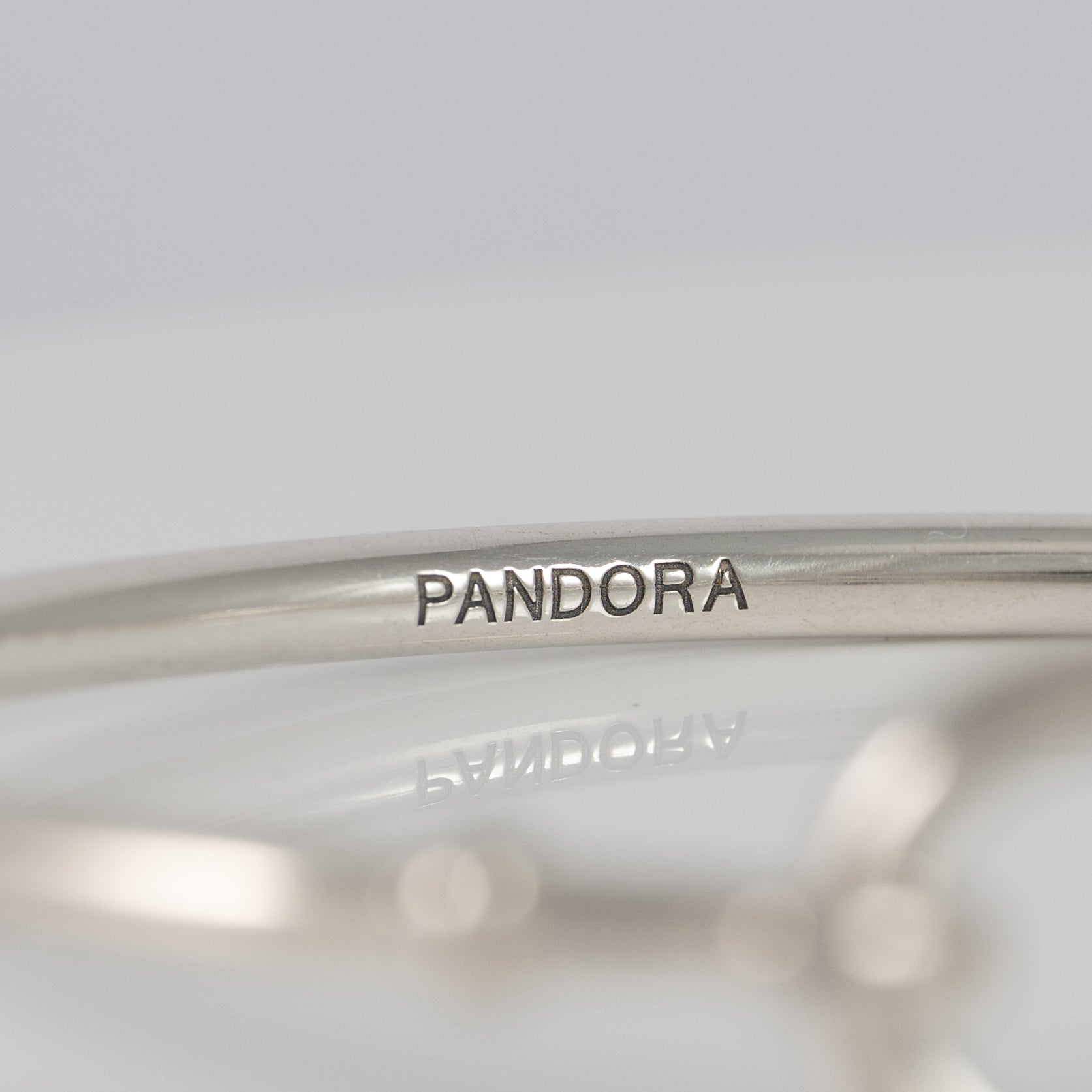 Pulsera rígida Pandora en plata 925 Nudo Infinito