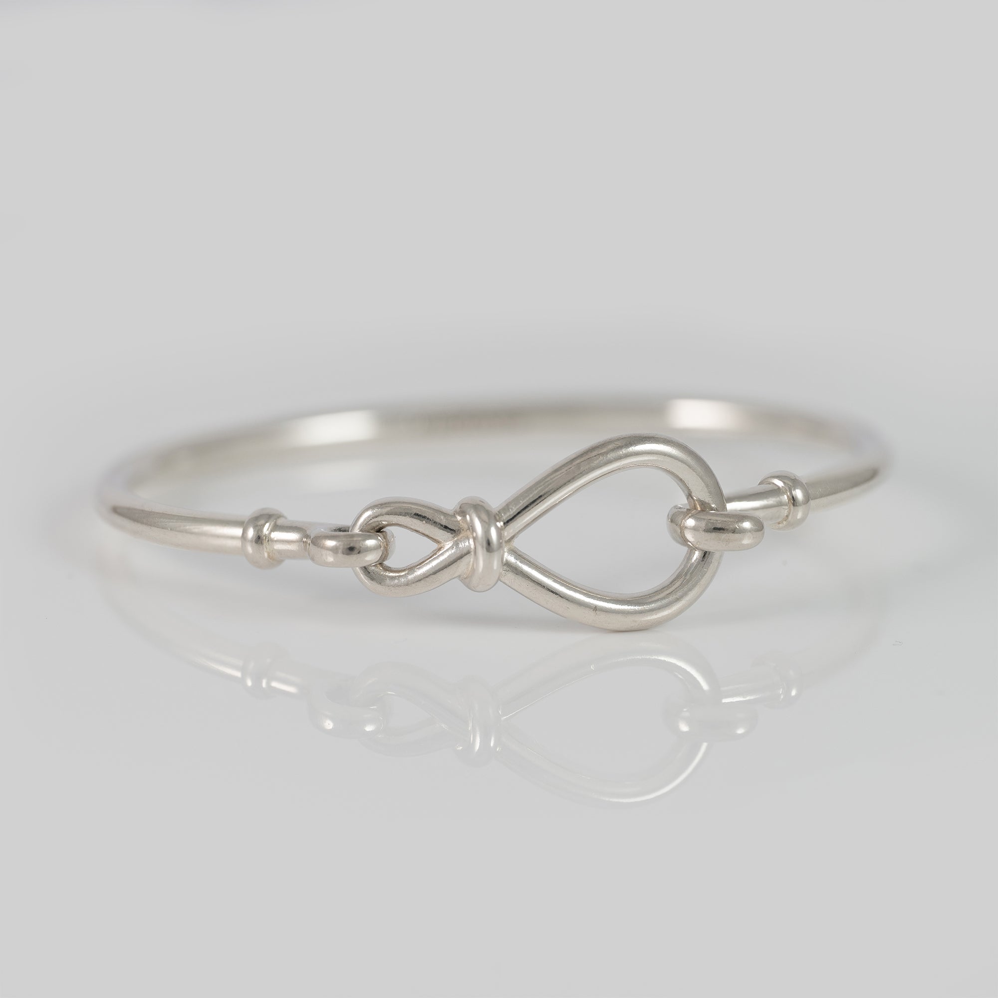 Pulsera rígida Pandora en plata 925 Nudo Infinito