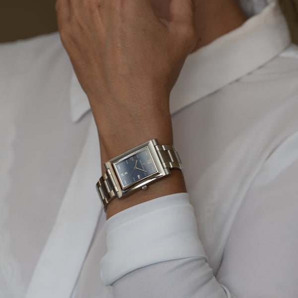 Universal Geneve Quartz Steel Blue Dial Ref: 845.225