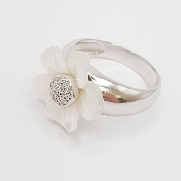 Anillo en oro blanco 18k con brillantes y flor de nácar - Mayka Jewels