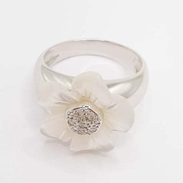Anillo en oro blanco 18k con brillantes y flor de nácar - Mayka Jewels