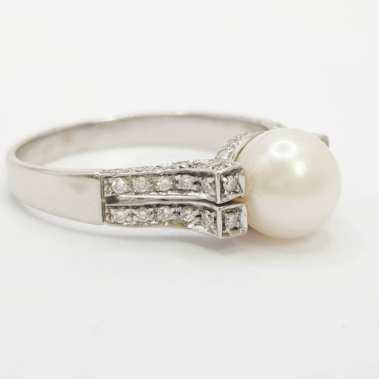 Anillo en oro blanco 18k con perla y brillantes - Mayka Jewels