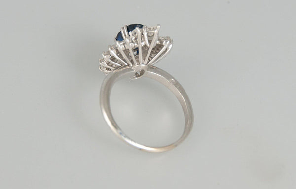Anillo en platino con zafiros y diamantes talla marquise y trapecio - Mayka Jewels