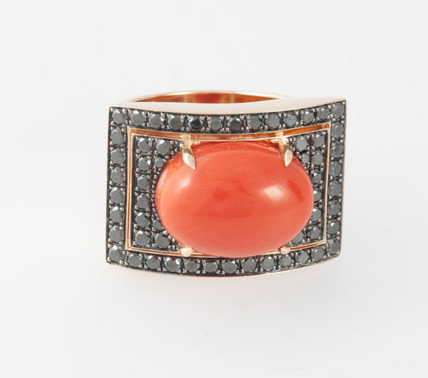 Anillo Suárez Veris Colección de oro rosa engastado con coral central en cabujón y diamantes negros - Mayka Jewels