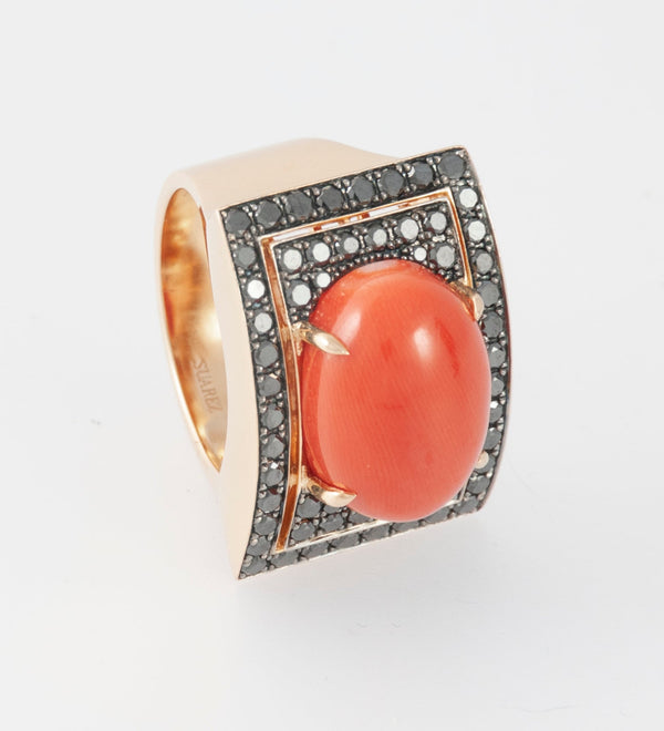 Anillo Suárez Veris Colección de oro rosa engastado con coral central en cabujón y diamantes negros - Mayka Jewels