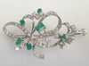 Broche años 40 en oro blanco 18k con esmeraldas y diamantes 2.50 quilates - Mayka Jewels