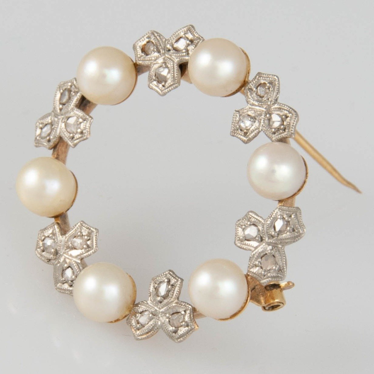 Broche antiguo en oro 18k con perlas naturales y diaman tes 0.40 quilates - Mayka Jewels