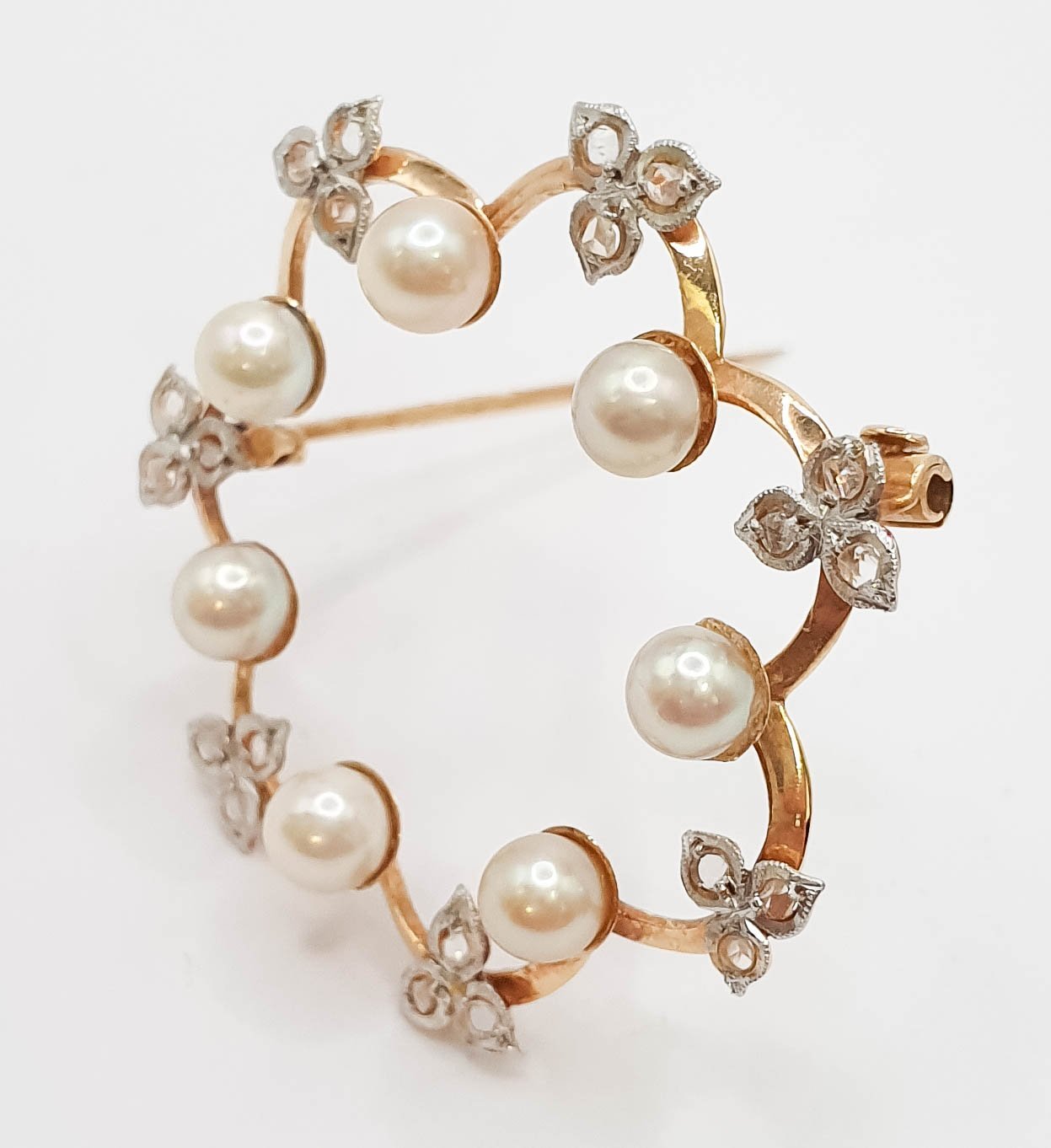 Broche antiguo en oro 18k con perlas y diamantes 0.21 quilates - Mayka Jewels