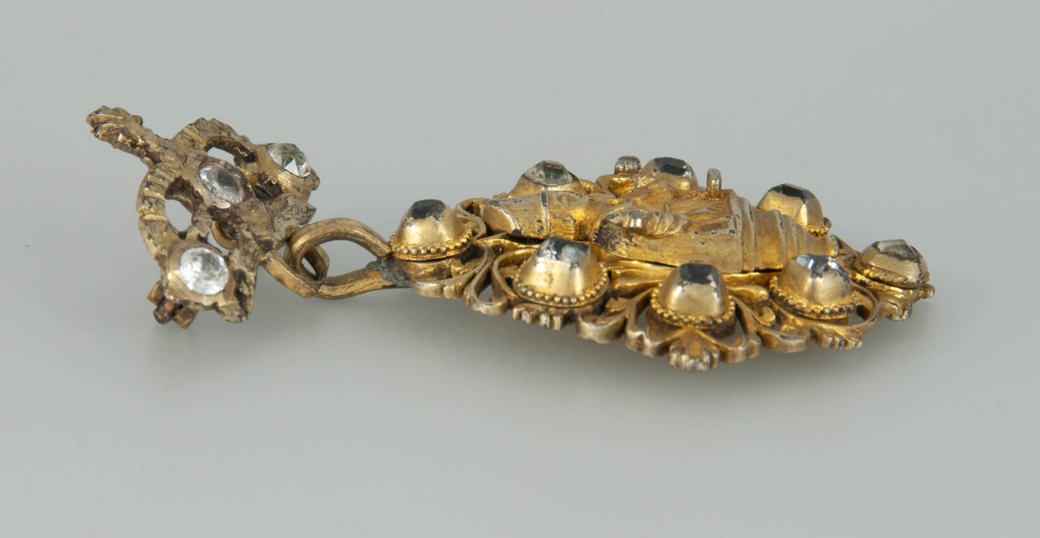 Broche Isabelino en plata dorada con diamantes - Mayka Jewels