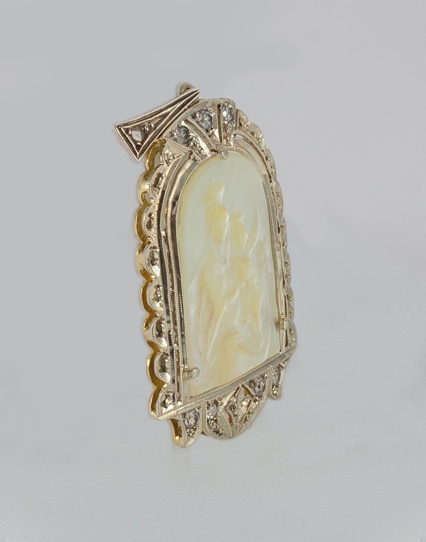Colgante antiguo en oro amarillo 18k con nácar y zafiros blancos - Mayka Jewels