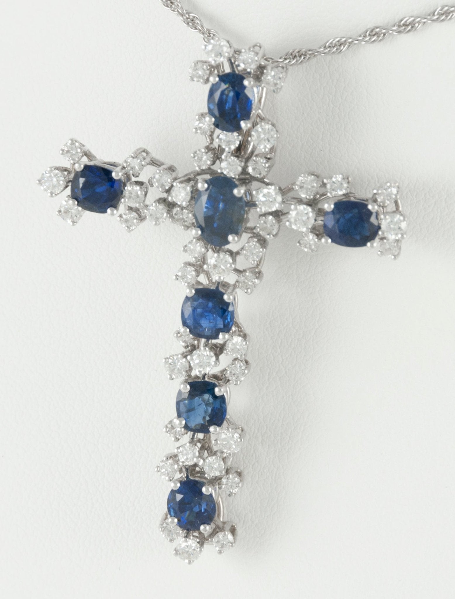 Colgante cruz en oro blanco 18k con zafiros y diamantes - Mayka Jewels