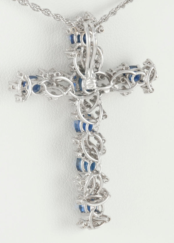 Colgante cruz en oro blanco 18k con zafiros y diamantes - Mayka Jewels