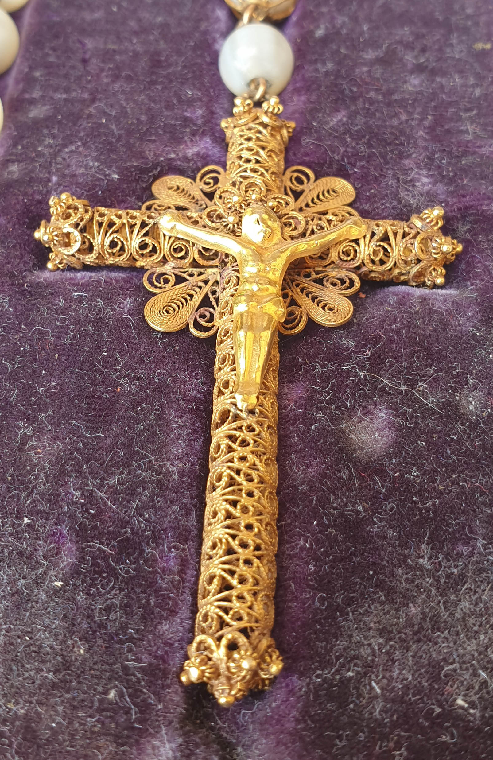 Collar hecho mano de nácar y oro 18k con cruz de oro - Mayka Jewels