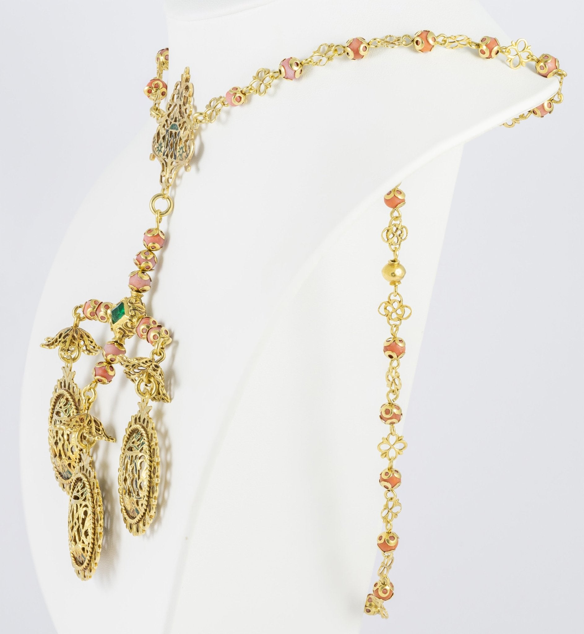 Collar tipo rosario en oro amarillo con esmeraldas y coral rojo - Mayka Jewels