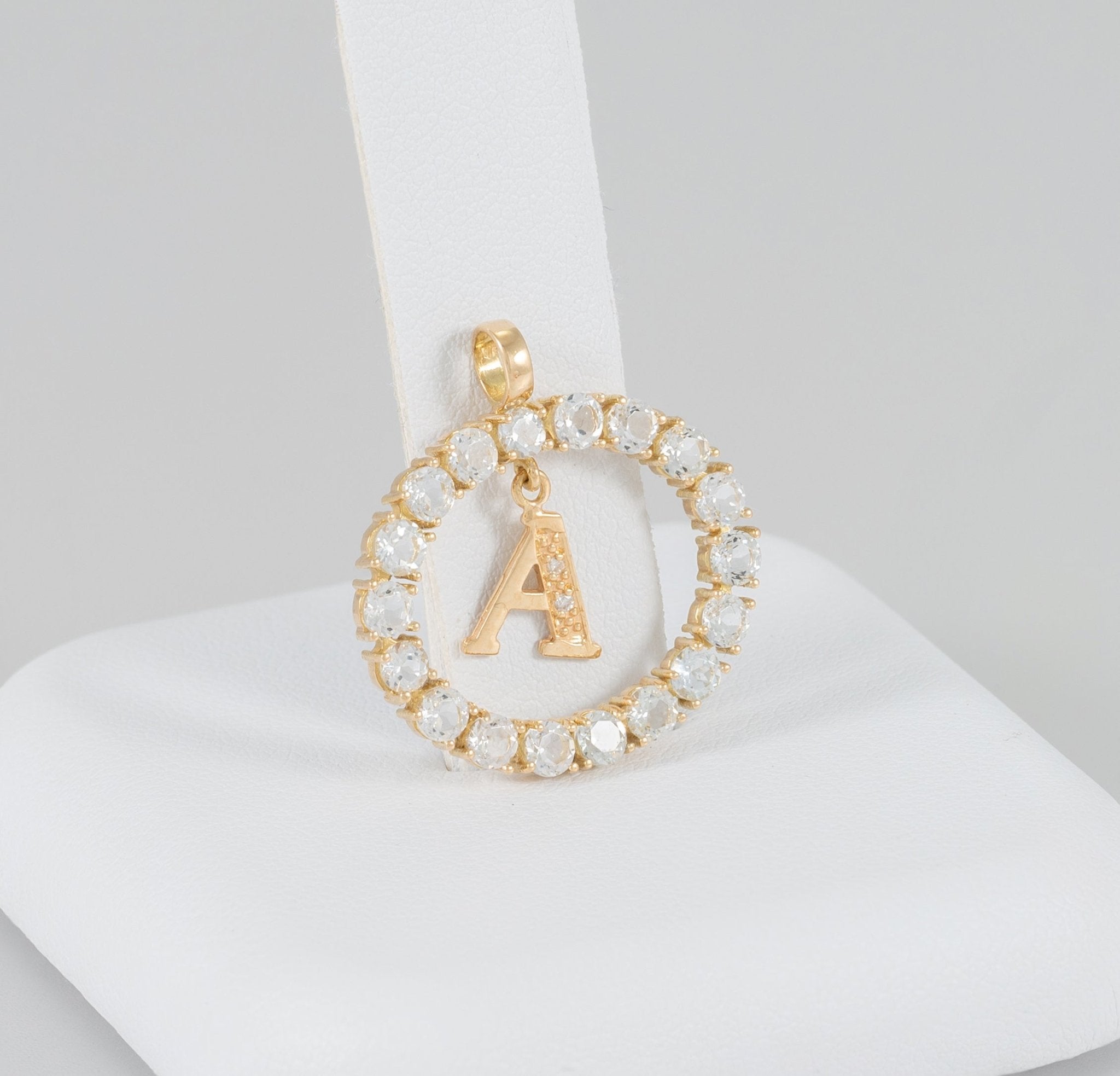 Collar y colgante letra A con perlas corales y oro amarillo 18k - Mayka Jewels