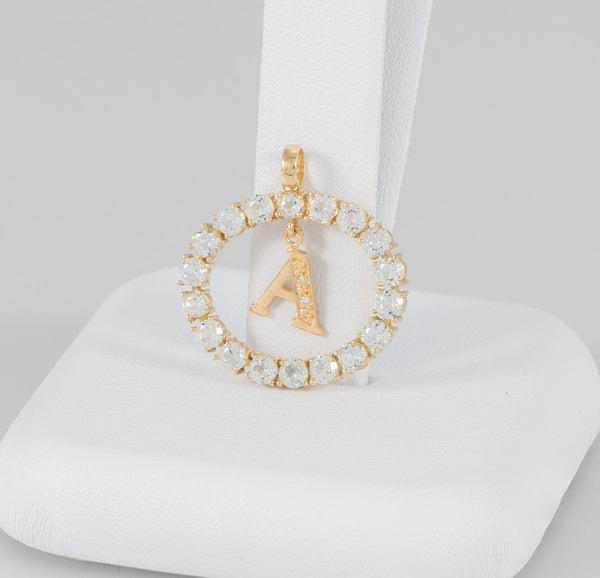 Collar y colgante letra A con perlas corales y oro amarillo 18k - Mayka Jewels