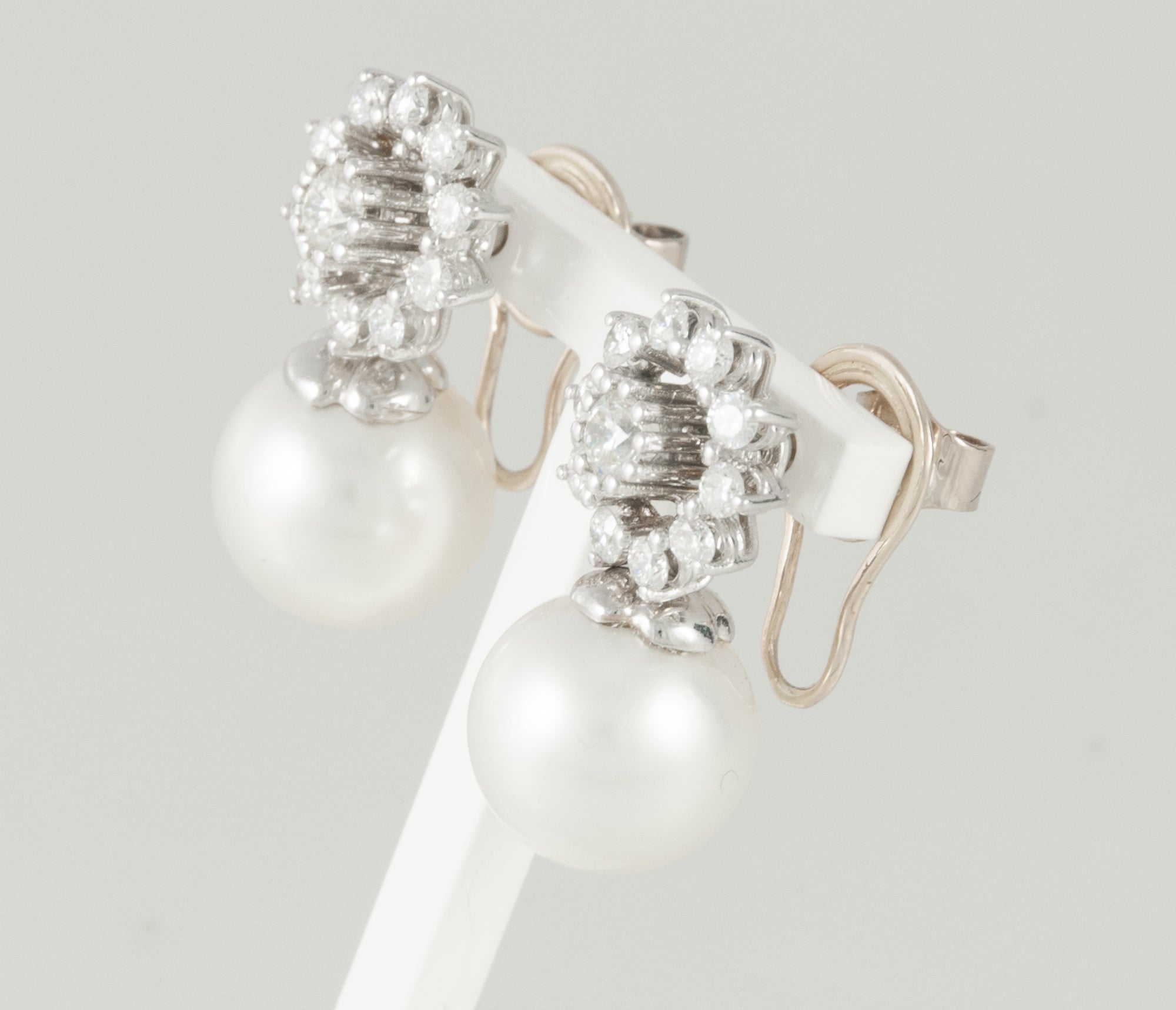 Pendientes personalizables en oro blanco 18k, brillantes y perlas - Mayka Jewels