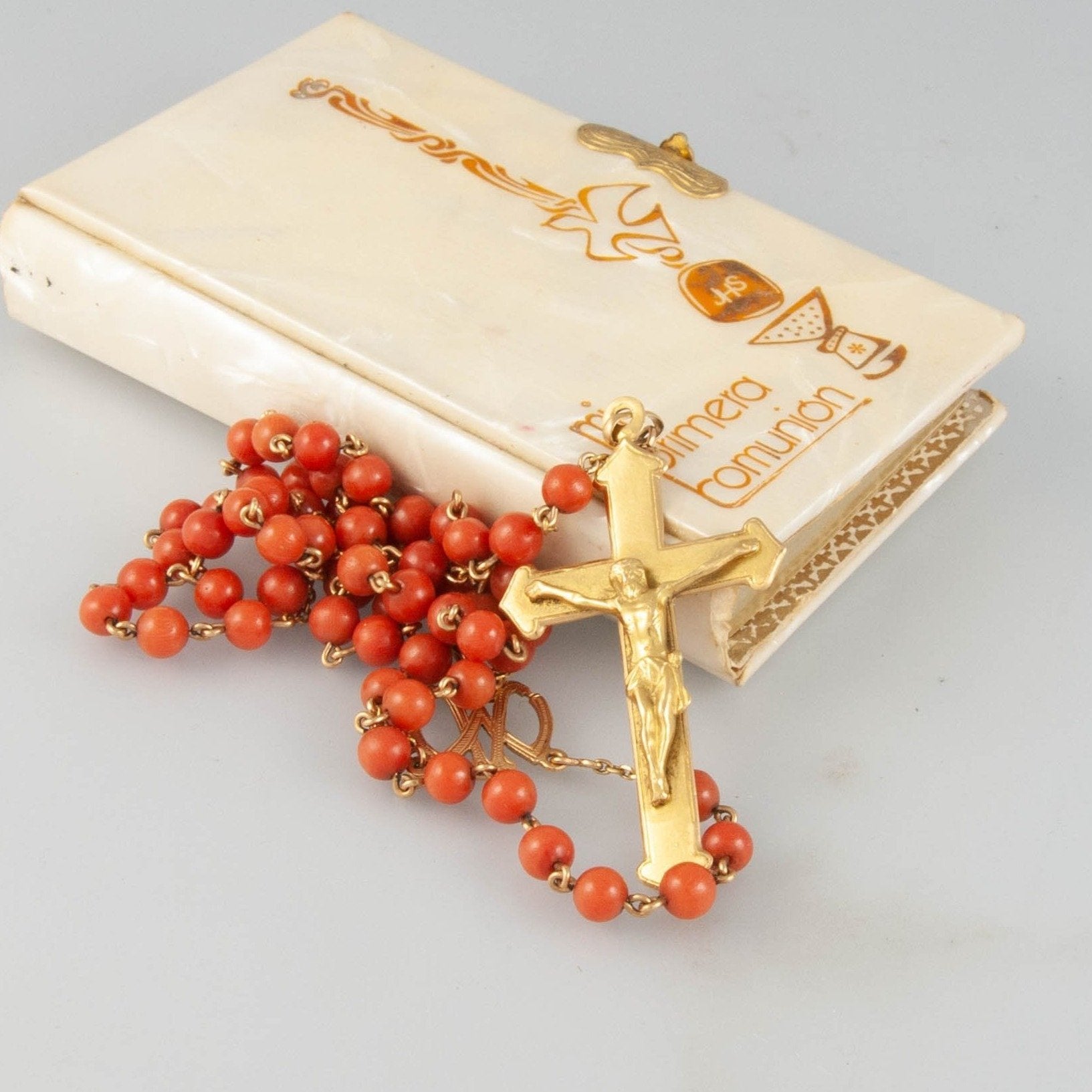 Rosario antiguo en oro 18k con coral y libro de primera comunión antiguo de regalo - Mayka Jewels